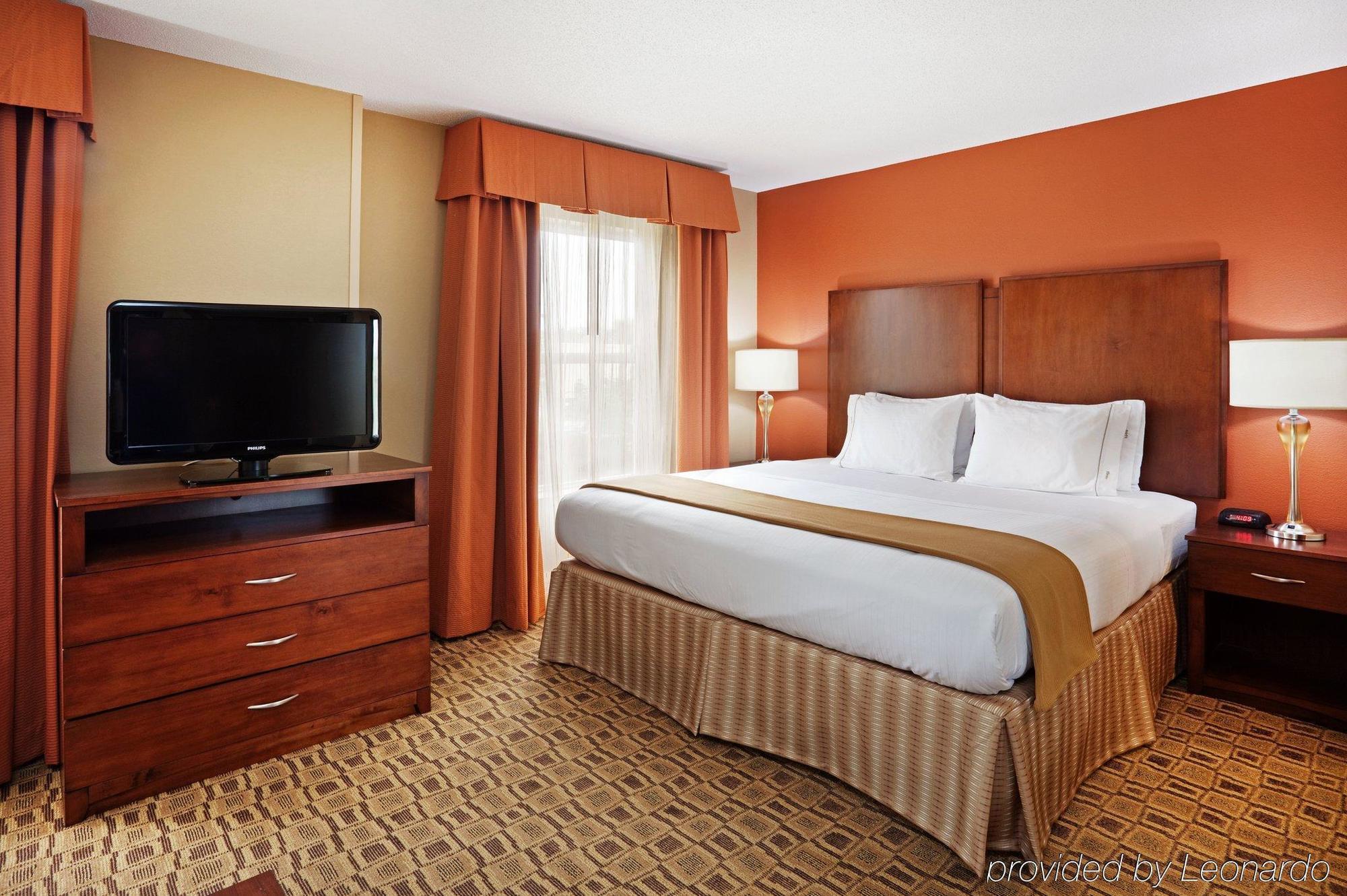 Comfort Suites Near Birkdale Village - Huntersville Room photo