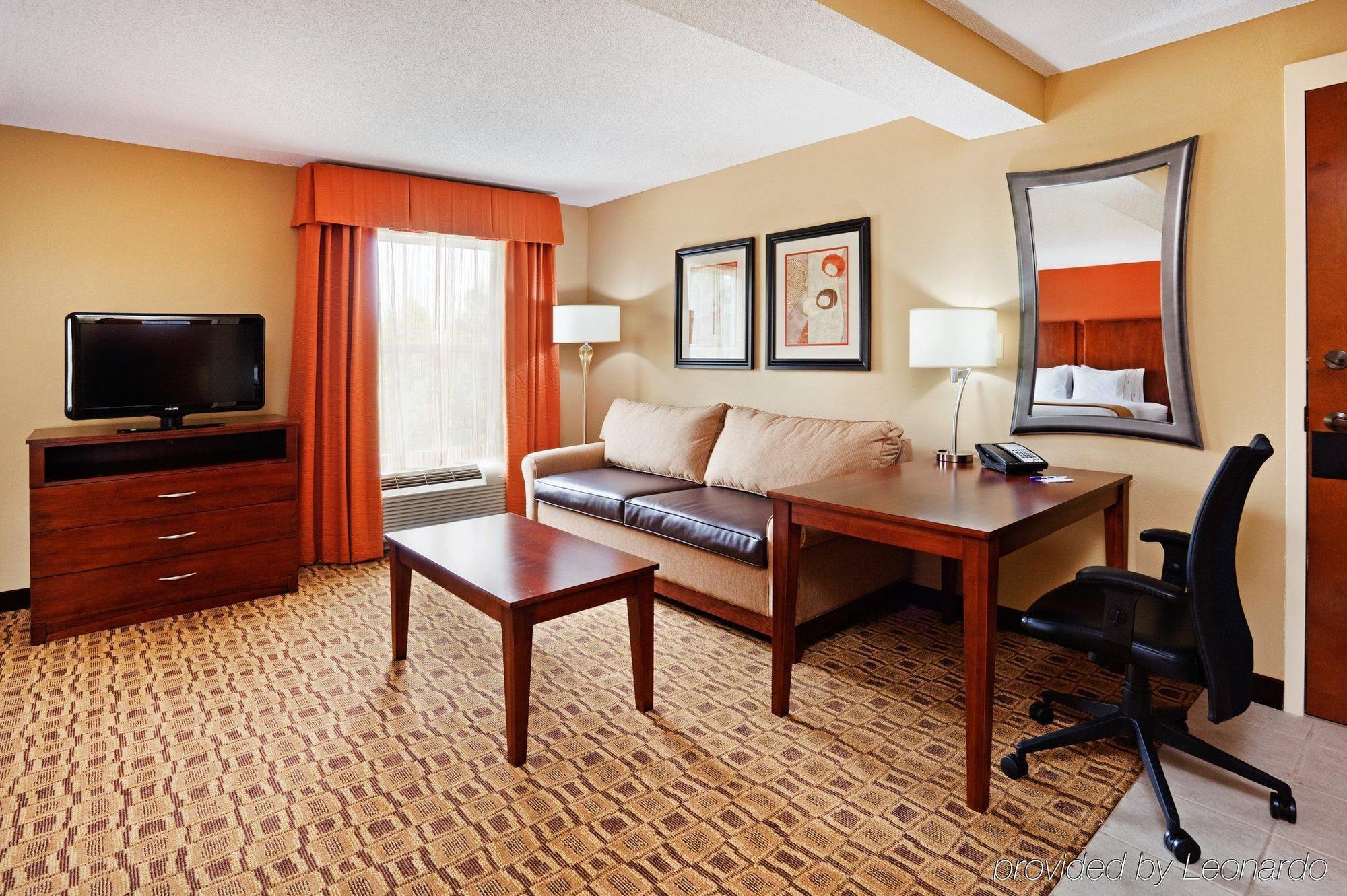 Comfort Suites Near Birkdale Village - Huntersville Room photo