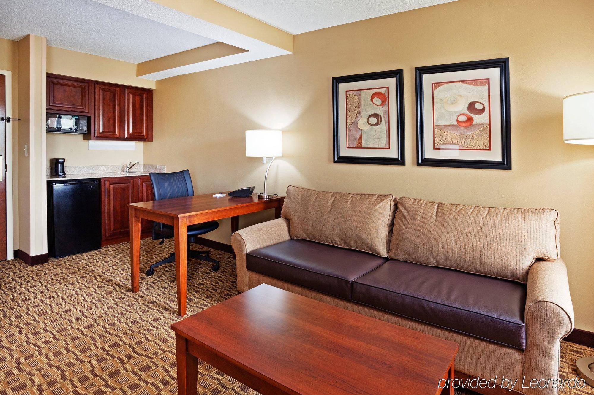 Comfort Suites Near Birkdale Village - Huntersville Room photo